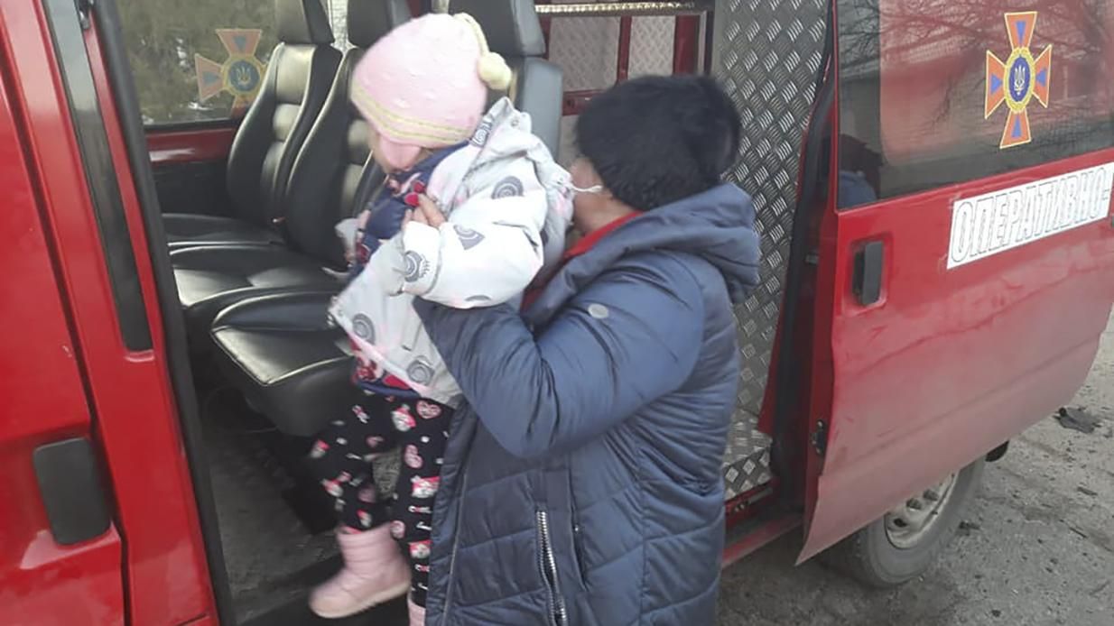 Евакуаційний автобус з Рубіжного ледве оминув російську БМП, росіяни постійно вели обстріли - 24 Канал Евакуаційний автобус з Рубіжного ледве оминув російську БМП, росіяни постійно вели обстріли - 24 Канал