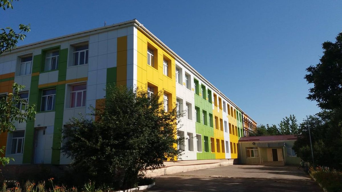 Россияне обокрали школы на Сумщине: вынесли компьютеры и камеры, разбили мебель и окна