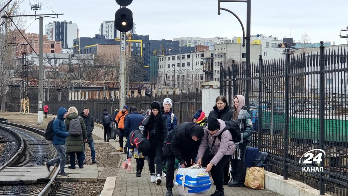 Місць немає ні в готелях, ні в хостелах, – Садовий про ситуацію із переселенцями у Львові - 24 Канал