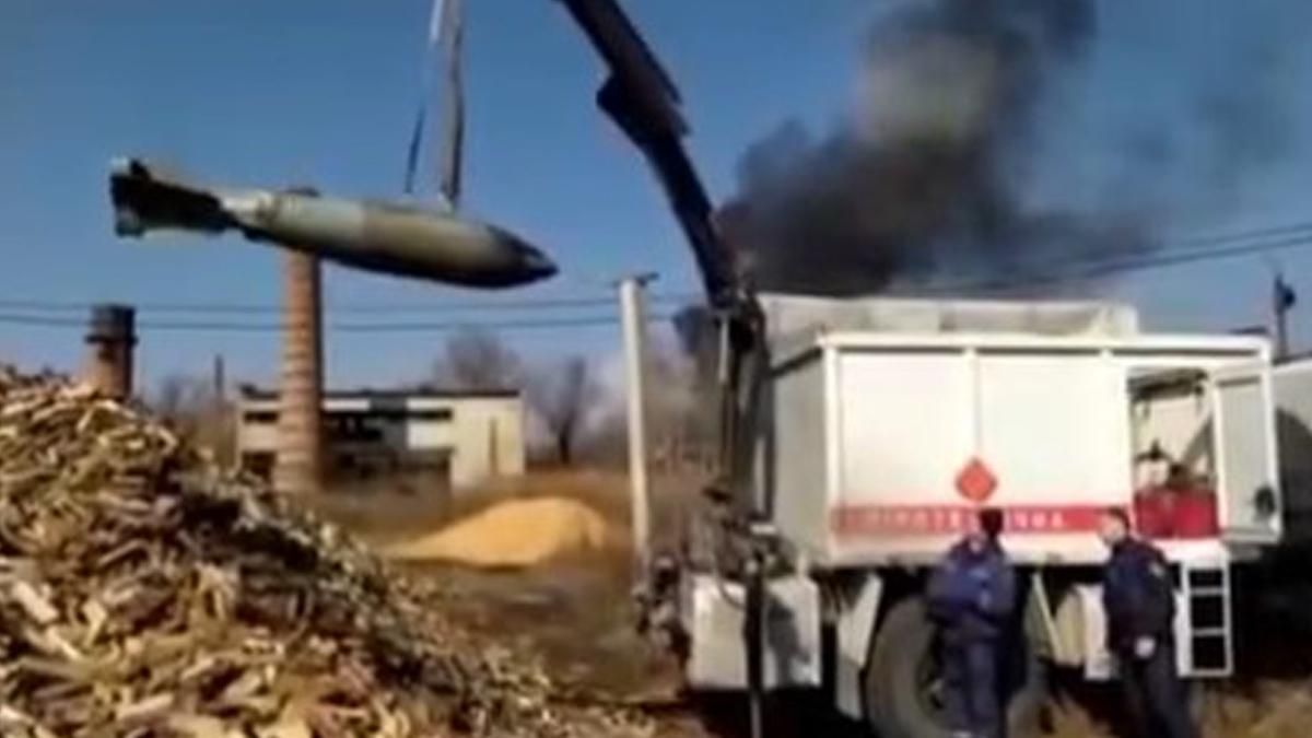 У Чернігові рятувальники очищують місто від величезних снарядів та бомб: моторошне відео - 24 Канал