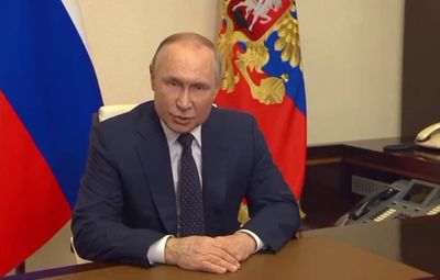 "Обратите внимание на его руки": что не так с Путиным в новом видеообращении