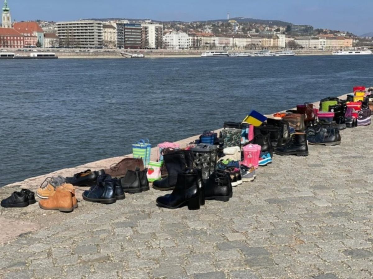 "Взуттєвий" меморіал у Будапешті поповнився пам'ятками про загиблих жителів Маріуполя - 24 Канал "Взуттєвий" меморіал у Будапешті поповнився пам'ятками про загиблих жителів Маріуполя - 24 Канал