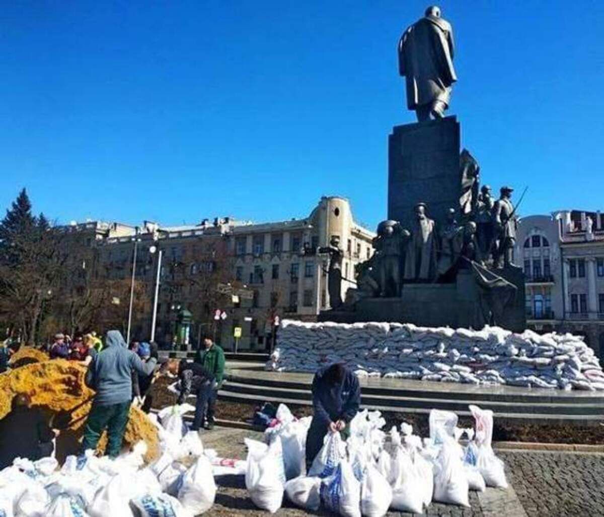 Харків згуртований, як ніколи, – Терехов про те, як допомагають захистити пам'ятник Шевченка - 24 Канал