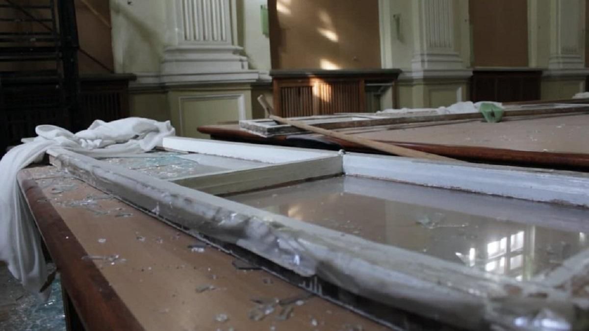 Коммунальщики спасали бесценные экземпляры книг, – Терехов об обстреле библиотеки Короленко