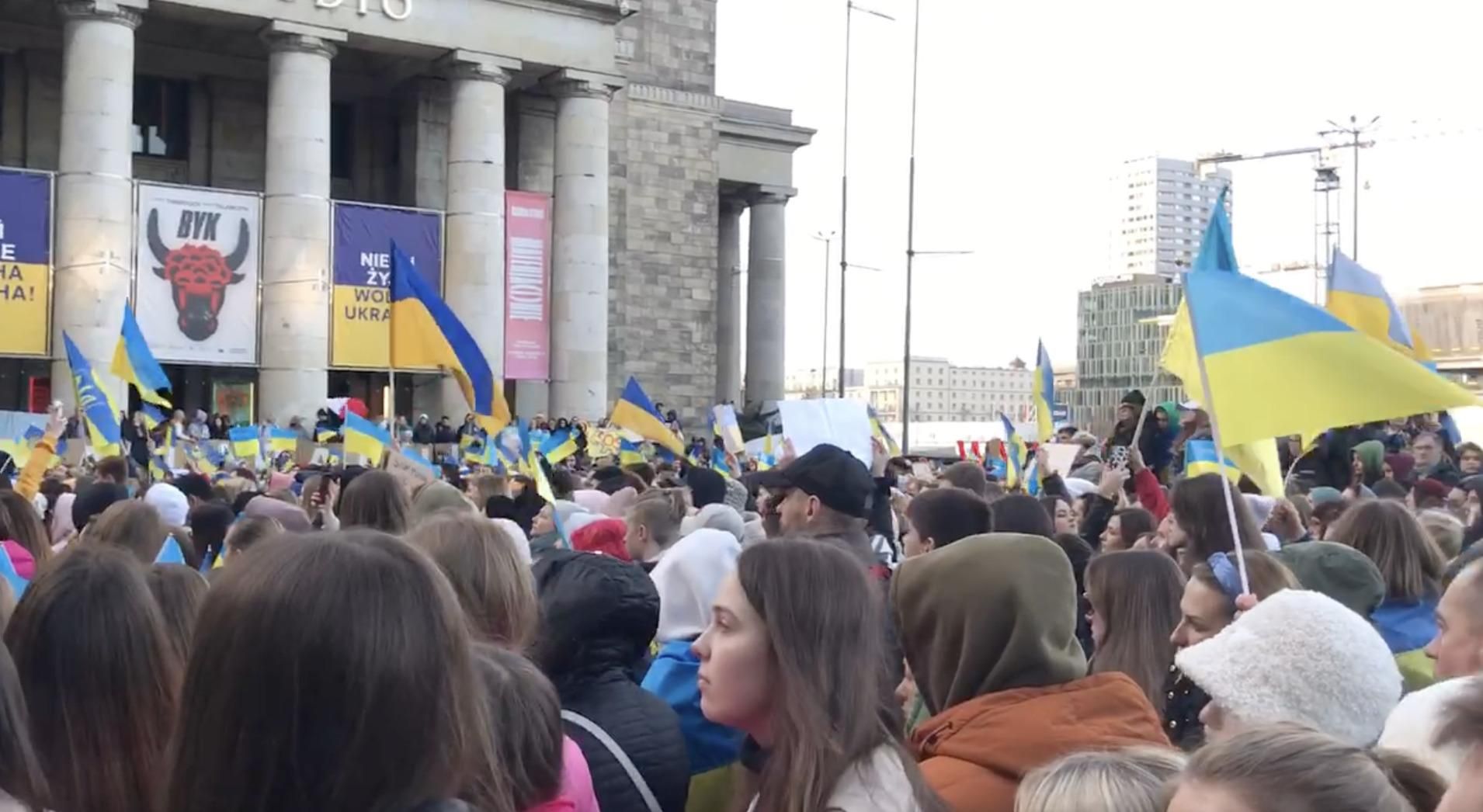 В Варшаве люди снова собрались на акцию поддержки Украины: видео с места события