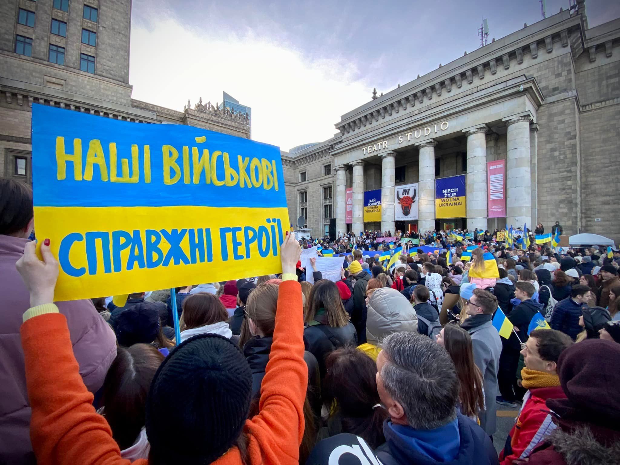 10 тисяч людей зібралися у Варшаві на підтримку України, - промовисті фото - 24 Канал