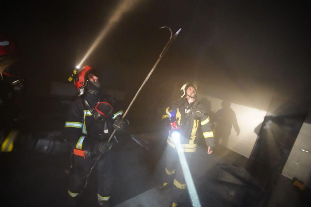 У Києві рештки збитої ракети впали на садибу: виникла пожежа - Київ У Києві рештки збитої ракети впали на садибу: виникла пожежа - Київ