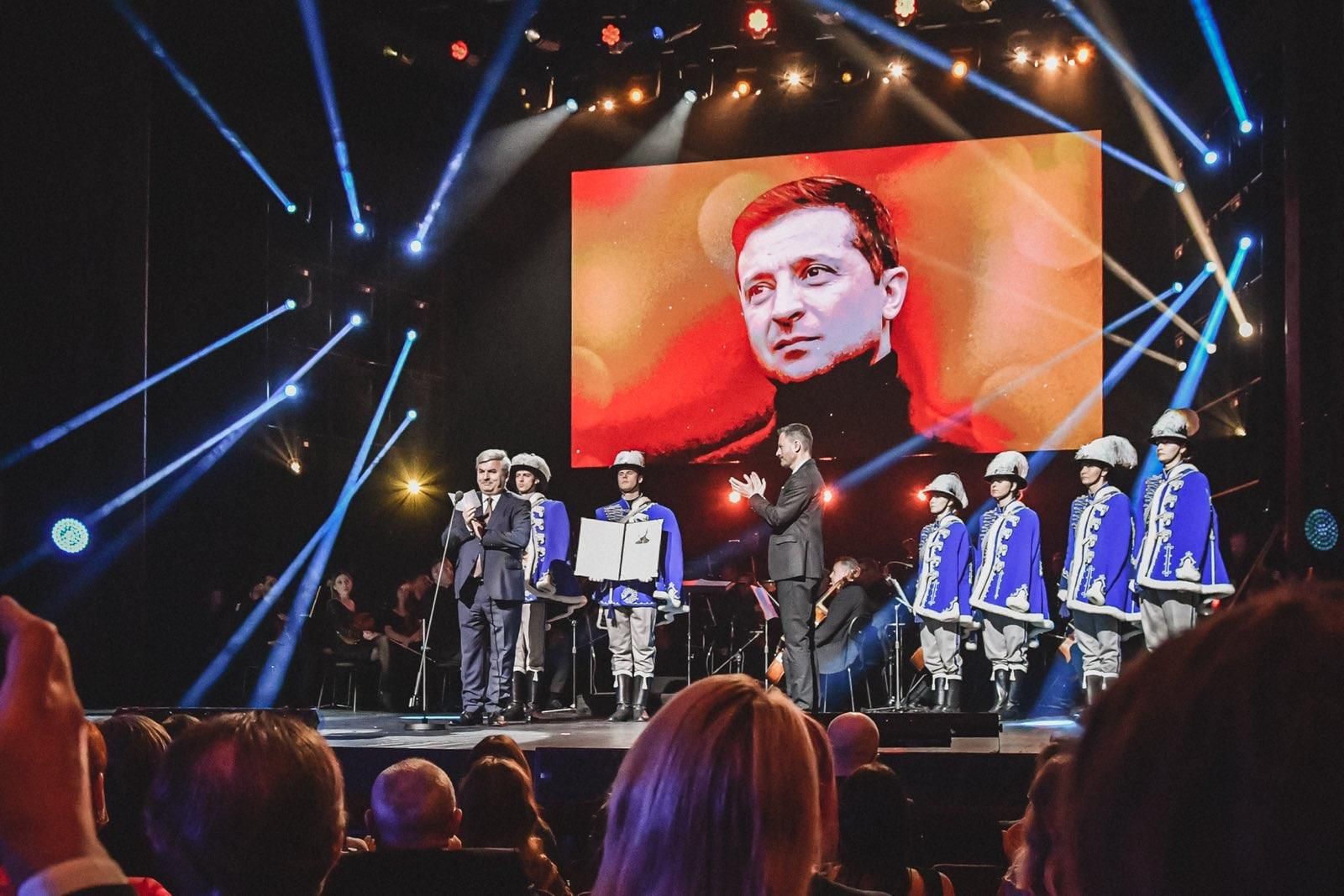 Словакия наградила Зеленского госпремией, что символизирует свободу и надежду Словакия наградила Зеленского госпремией, что символизирует свободу и надежду