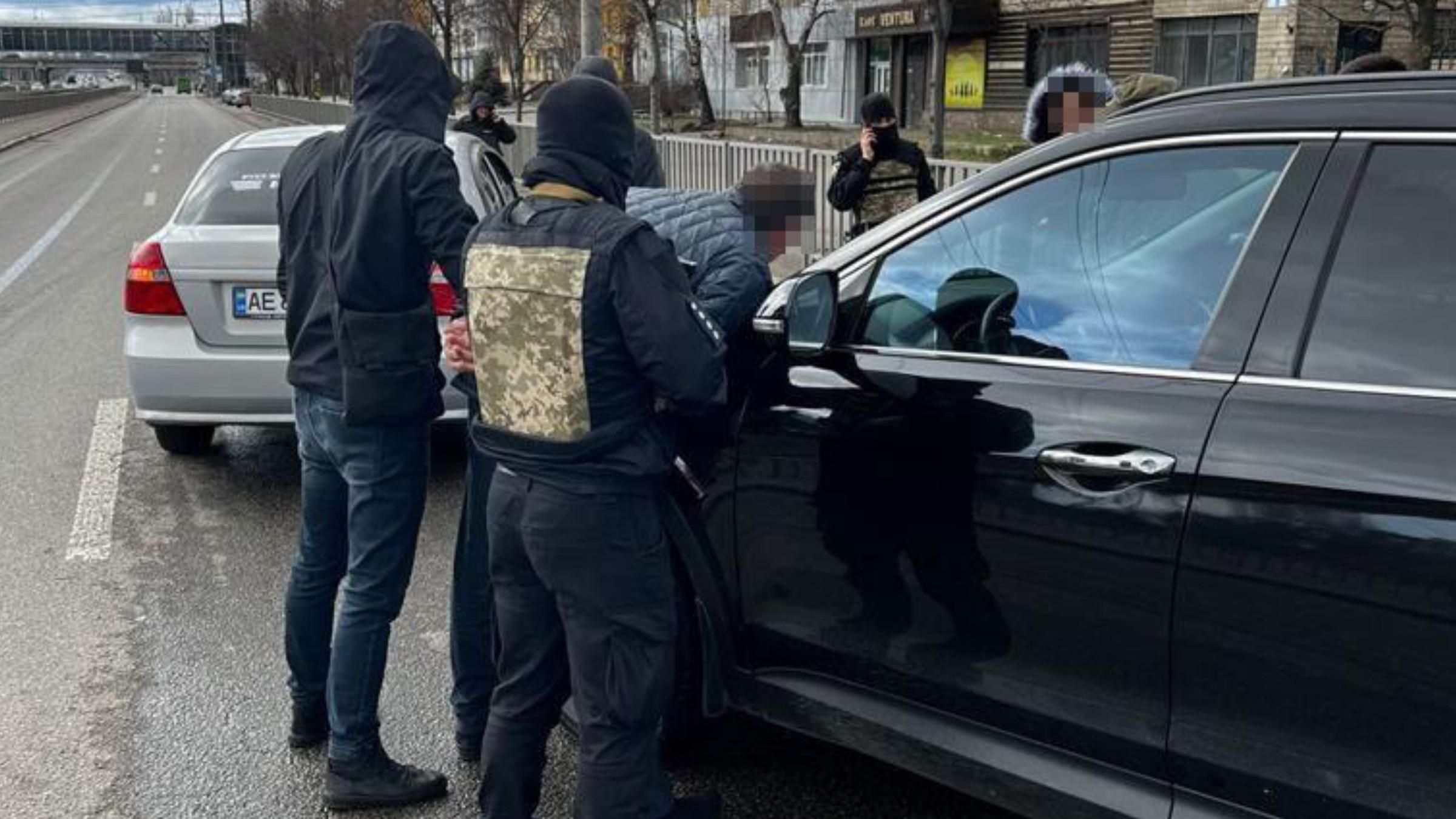 У центрі Дніпра затримали чоловіка з повним автомобілем зброї - 24 Канал