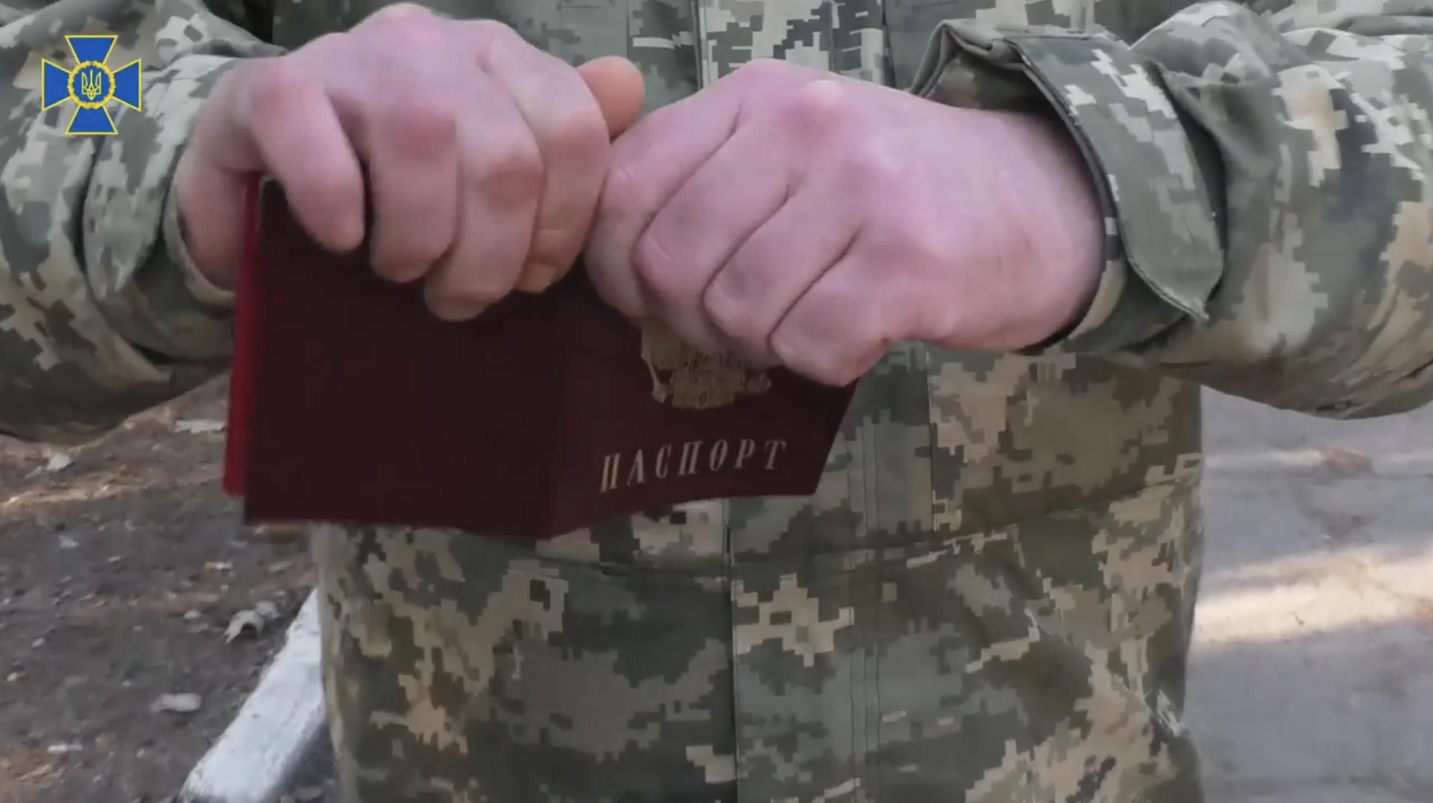 Нехай горить уся Росія, – боєць ЗСУ порвав і спалив свій російський паспорт - 24 Канал Нехай горить уся Росія, – боєць ЗСУ порвав і спалив свій російський паспорт - 24 Канал