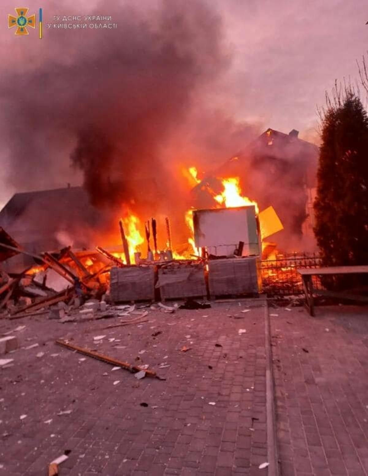 На Київщині внаслідок ворожого обстрілу сталася пожежа на території церкви - 24 Канал