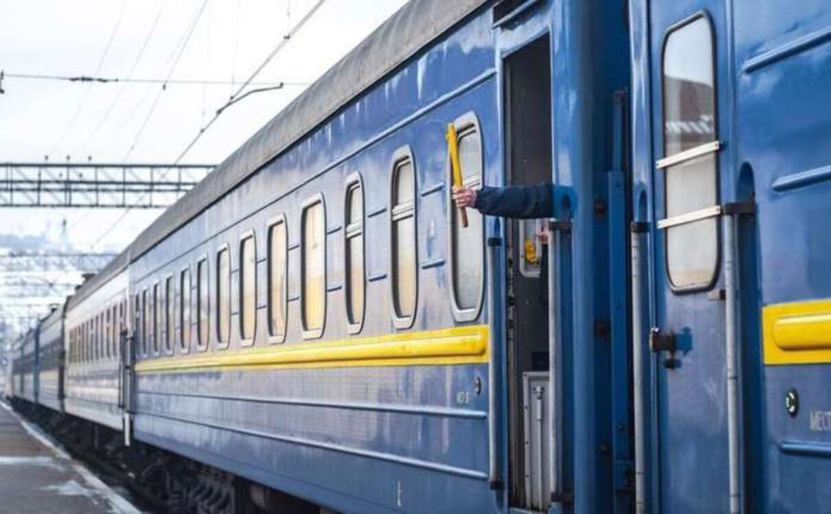 На Київщині внаслідок обстрілу пошкоджено контактну мережу колії: потяги затримуються - 24 Канал