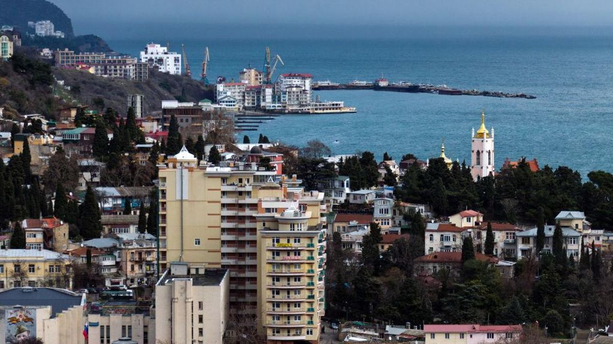 Пора вернуть Крым: оккупации уже продают квартиры и бегут с полуострова - 24 Канал