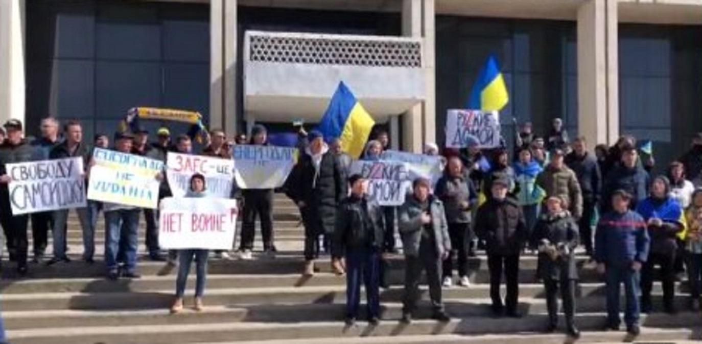 Енергодарці вийшли на мирний мітинг і вимагають звільнити з полону заступника мера - 24 Канал Енергодарці вийшли на мирний мітинг і вимагають звільнити з полону заступника мера - 24 Канал