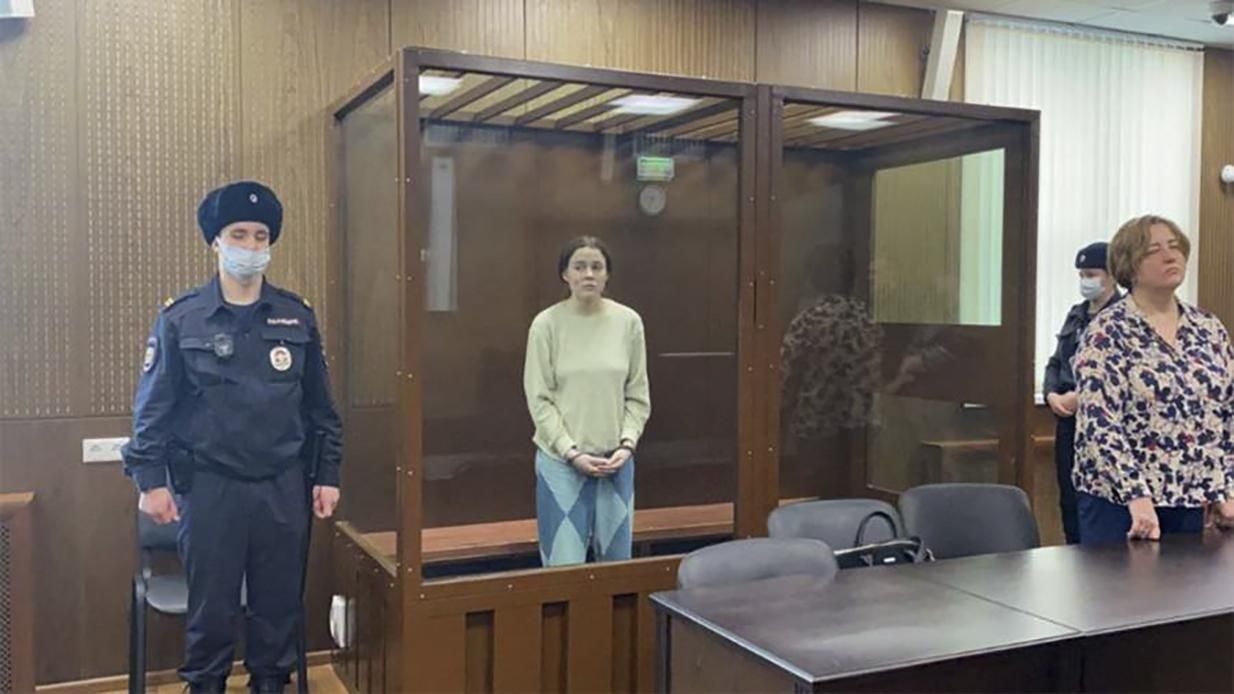 У Росії на 2 роки засудили дівчину, яка кинула коктейль Молотова в поліцейських на протесті - 24 Канал