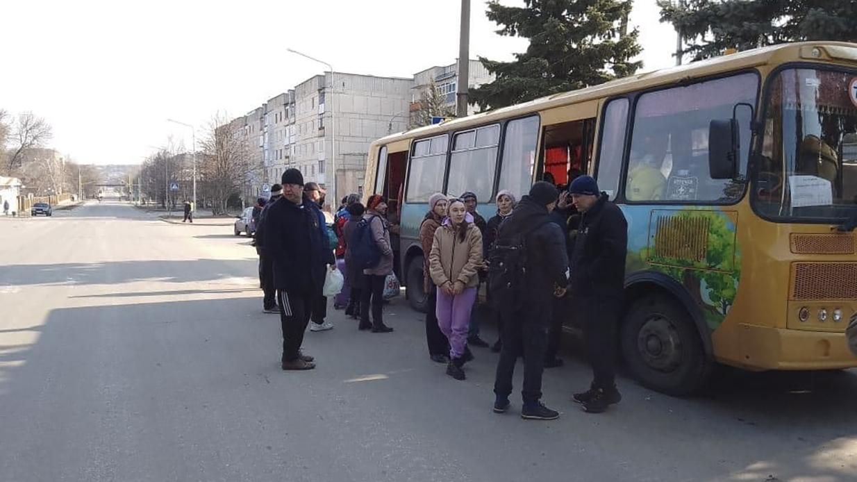 З Луганщини вдалося вивезти ще понад 400 людей - 24 Канал З Луганщини вдалося вивезти ще понад 400 людей - 24 Канал