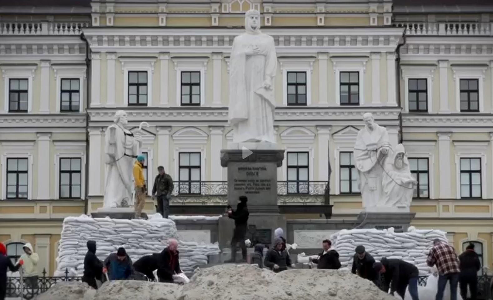 Київ тримає оборону і дбає про культурні пам'ятки: відео зі столиці, якої торкнулася війна - 24 Канал