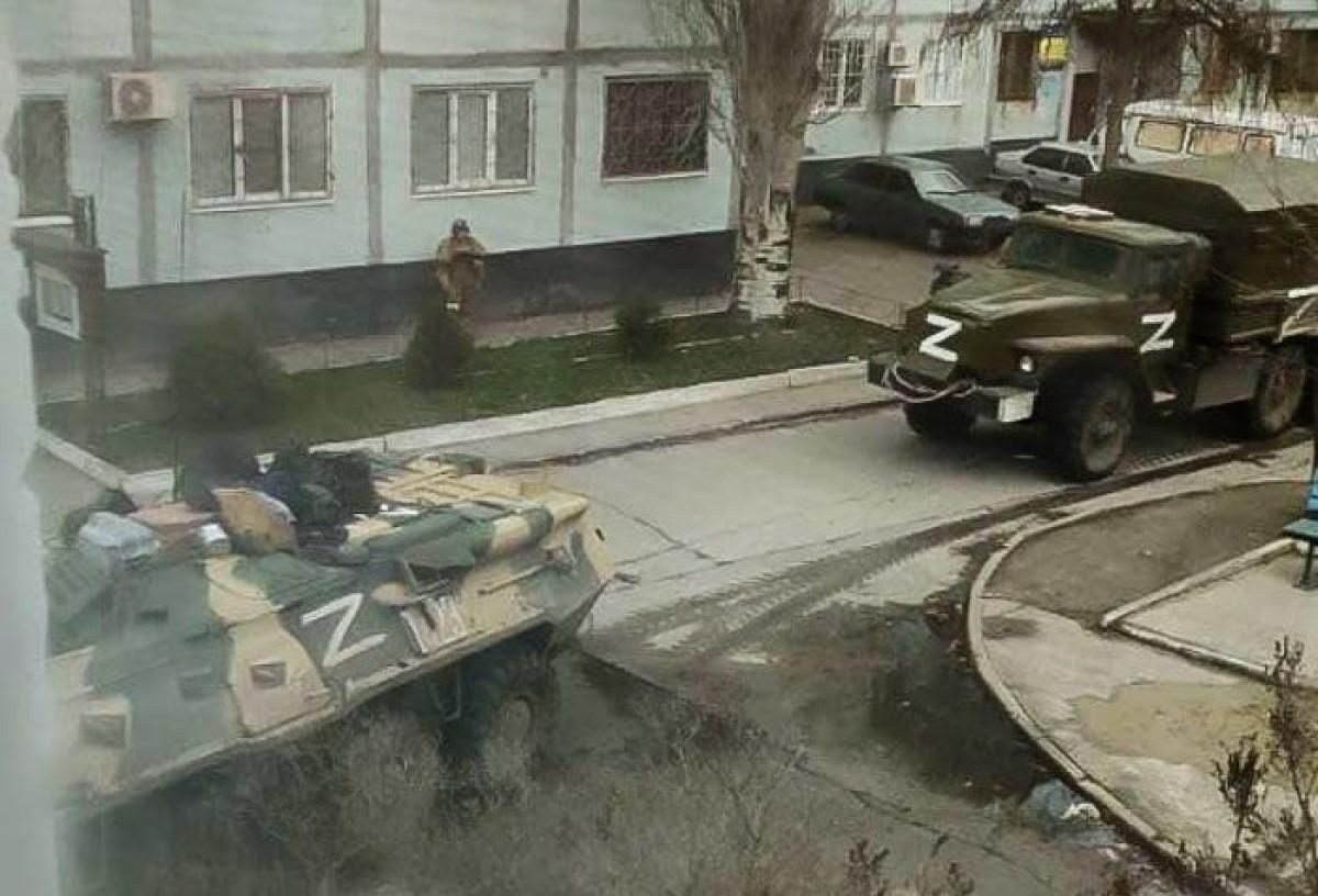 Окупанти в Енергодарі пропонують дітям "погратися" з військовою технікою - 28 марта 2022 - 24 Канал Окупанти в Енергодарі пропонують дітям "погратися" з військовою технікою - 28 марта 2022 - 24 Канал