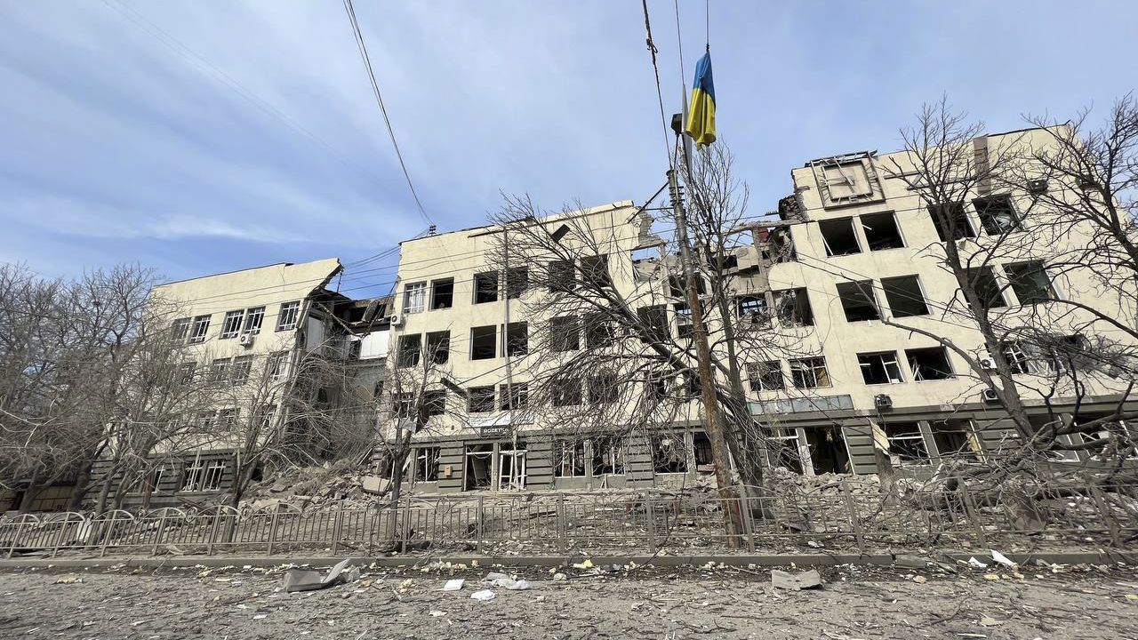 Окупанти разом із бойовиками Донбасу контролюють декілька кварталів Маріуполя - 24 Канал Окупанти разом із бойовиками Донбасу контролюють декілька кварталів Маріуполя - 24 Канал