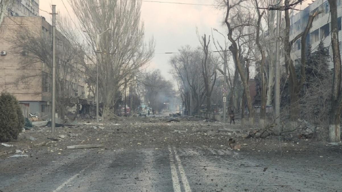 Пропагандисти приїжджають у Маріуполь й роздають на камеру голодним людям шоколад і бутерброди - 24 Канал