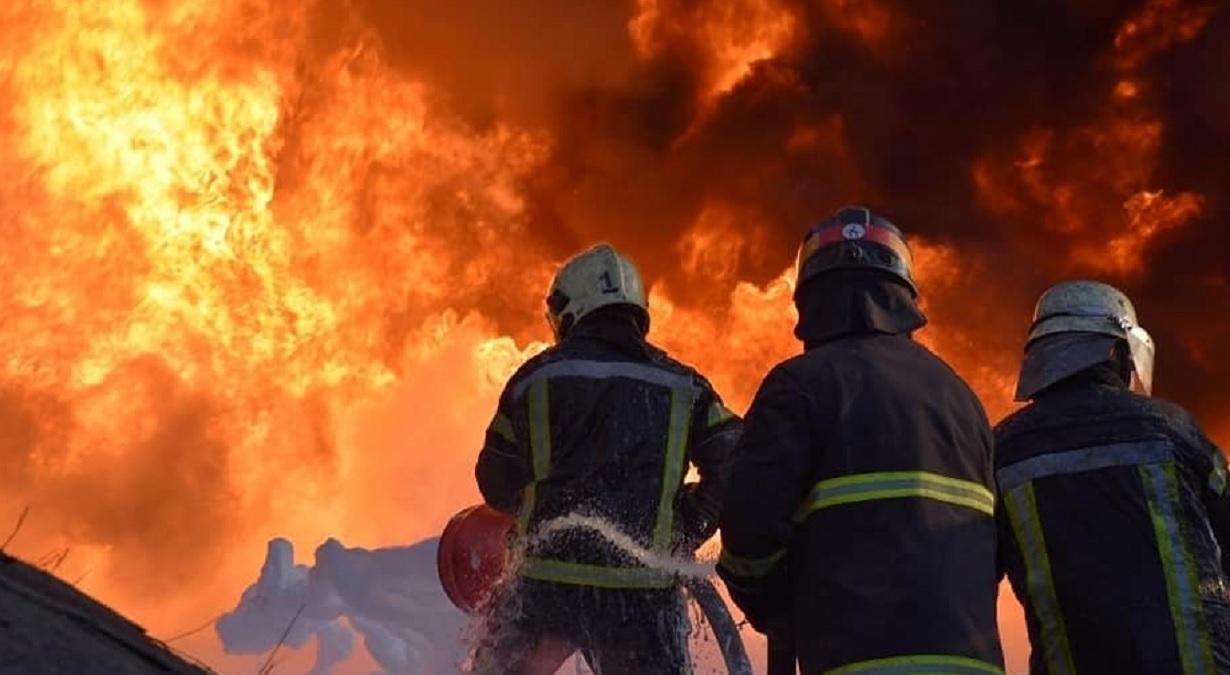 У Луцьку досі гасять нафтобазу, обстріляну окупантами: чи є шкідливі речовини у повітрі - 24 Канал