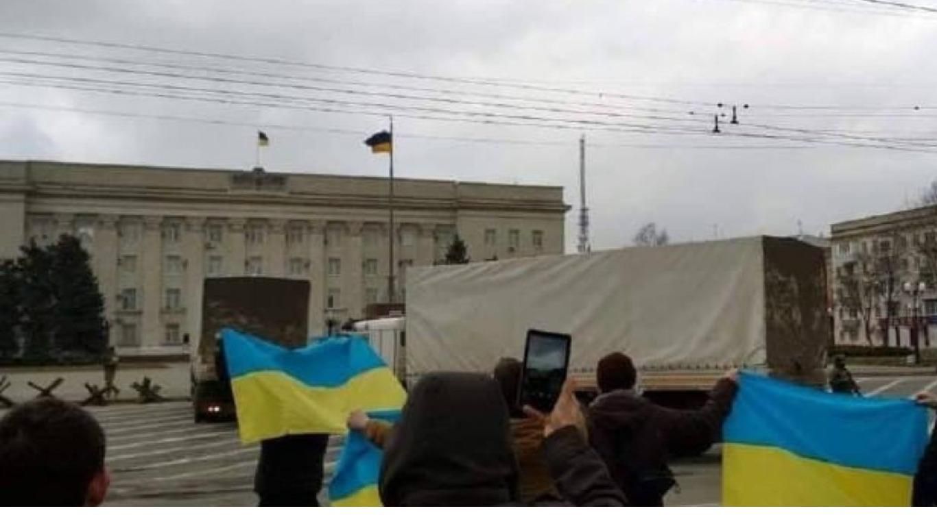 Окупанти на Півдні роздають рублі: сподіваються організувати "референдуми", – Подоляк - 24 Канал Окупанти на Півдні роздають рублі: сподіваються організувати "референдуми", – Подоляк - 24 Канал