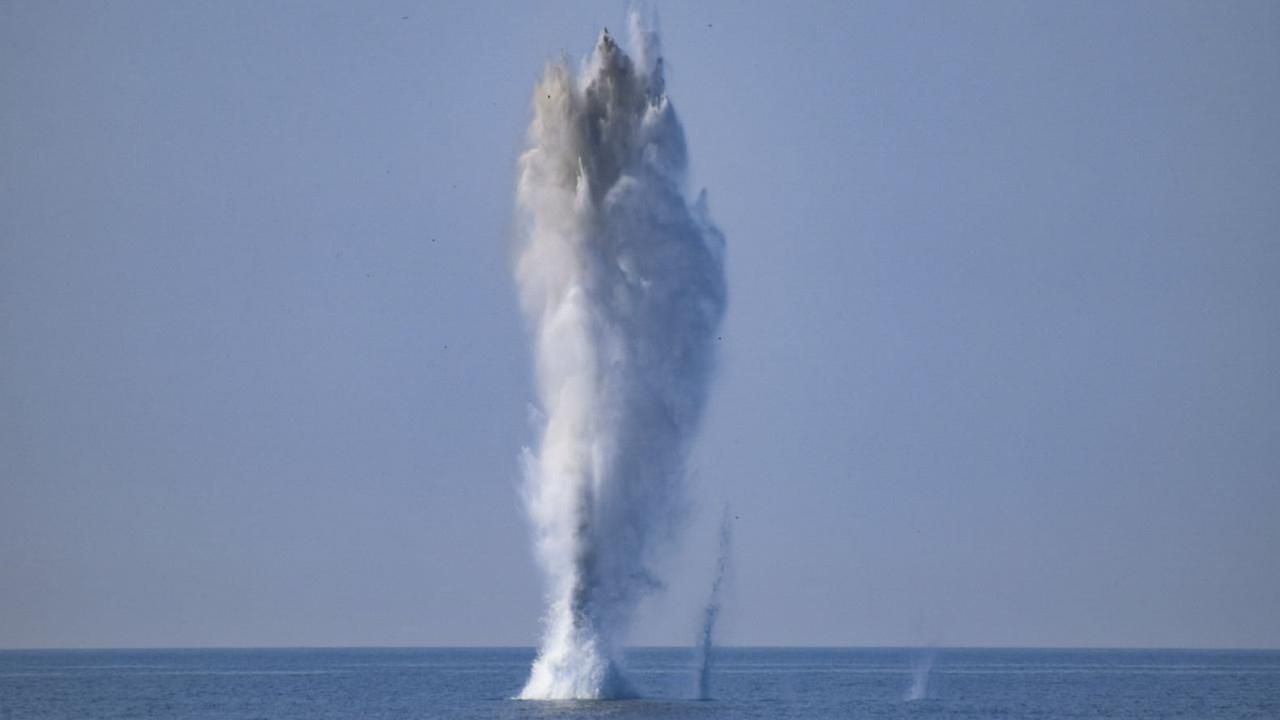 ВМС Румынии показали уничтожение российской мины, которую прибило к побережью страны