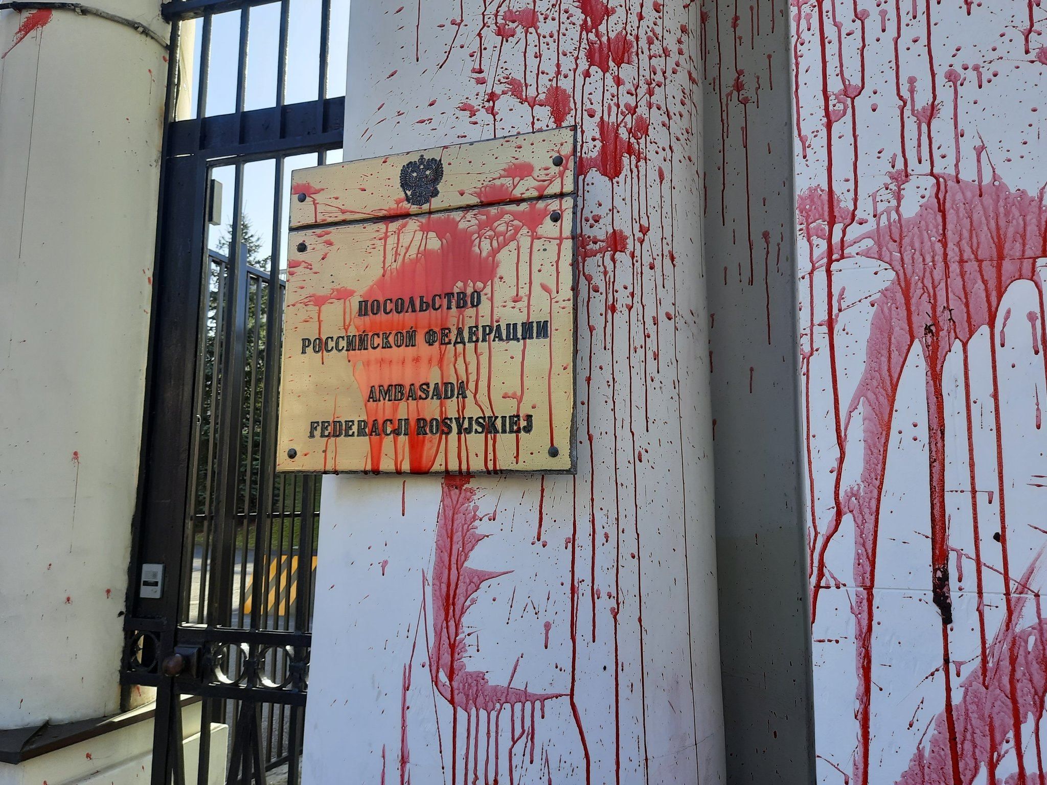 Посольство Росії у Варшаві облили червоною фарбою - 24 Канал