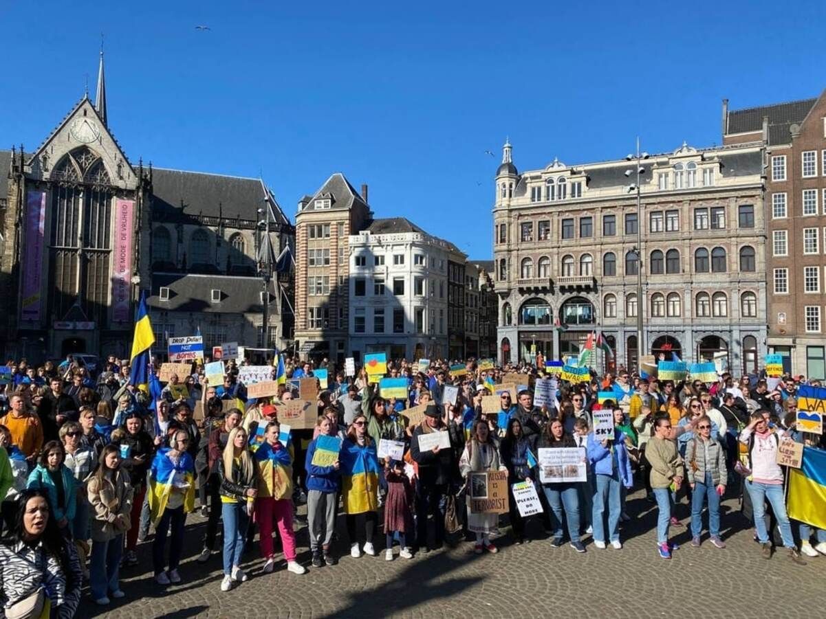 Мешканці Амстердаму вийшли на вулиці міста, щоб підтримати Україну - 24 Канал Мешканці Амстердаму вийшли на вулиці міста, щоб підтримати Україну - 24 Канал