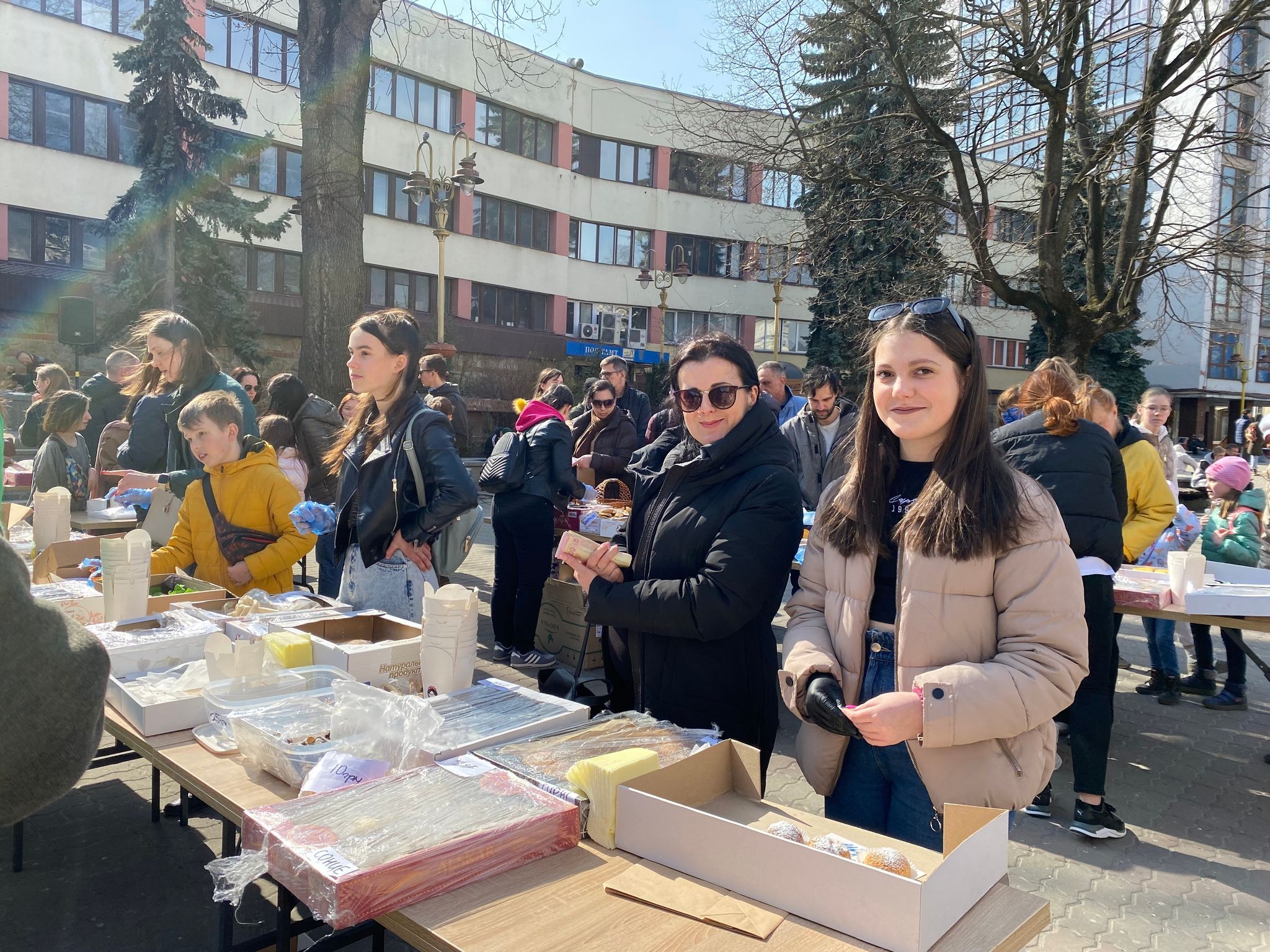 Цукерки "Чорнобаївка" та інші: в Івано-Франківську провели ярмарок, щоб зібрати кошти для ЗСУ - 24 Канал