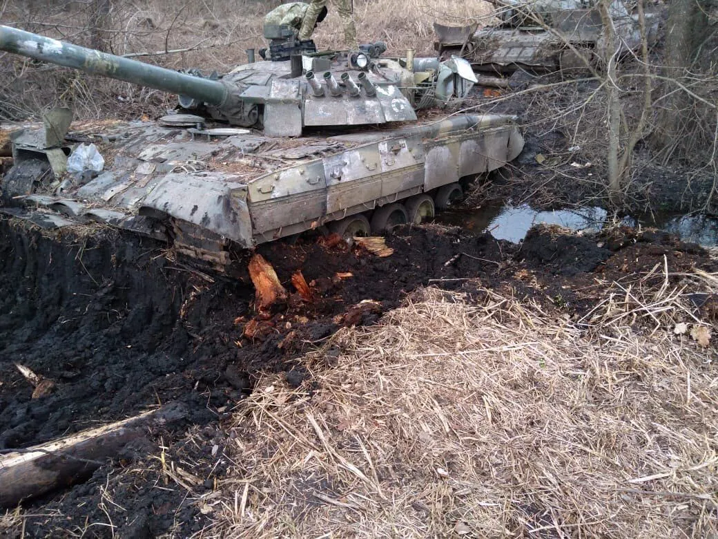 Російські танки застрягли в українській землі
