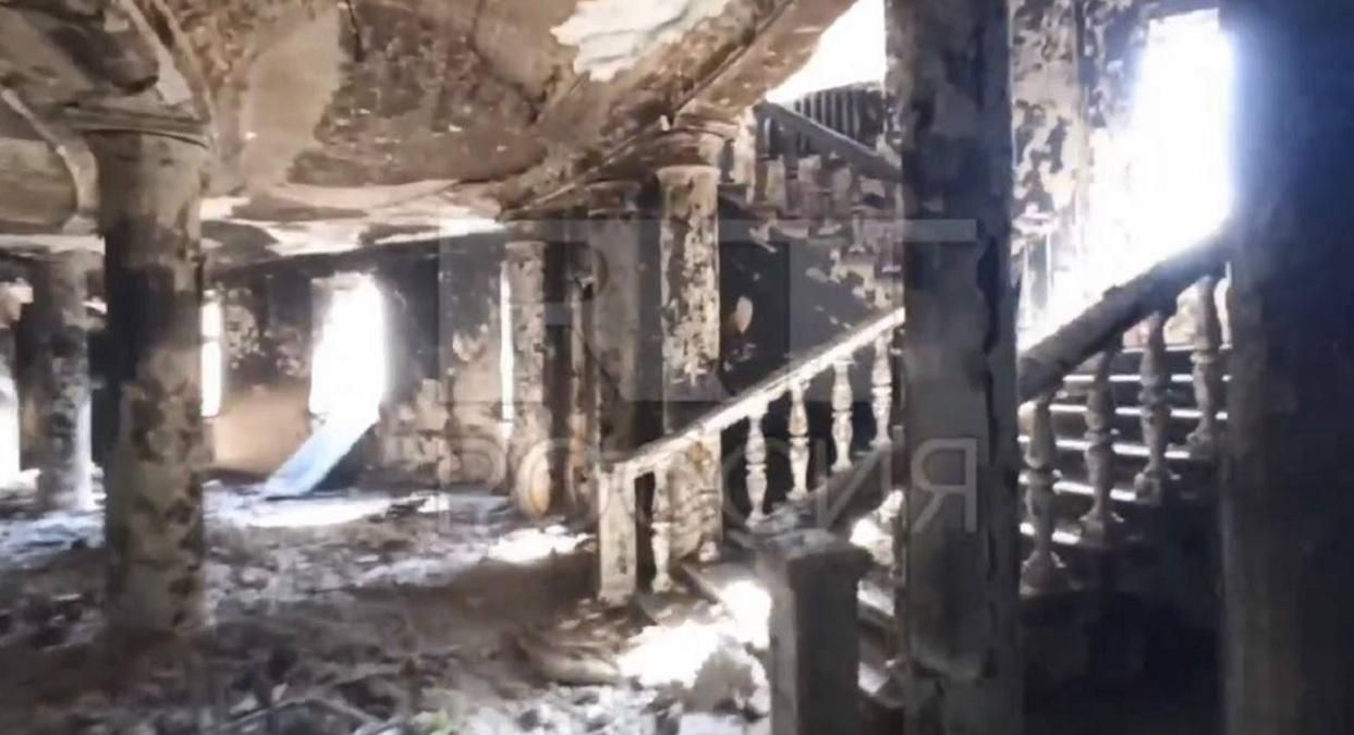Россияне сняли видео в уничтоженном театре Мариуполя, идя буквально по трупам, – советник мэра - 24 Канал