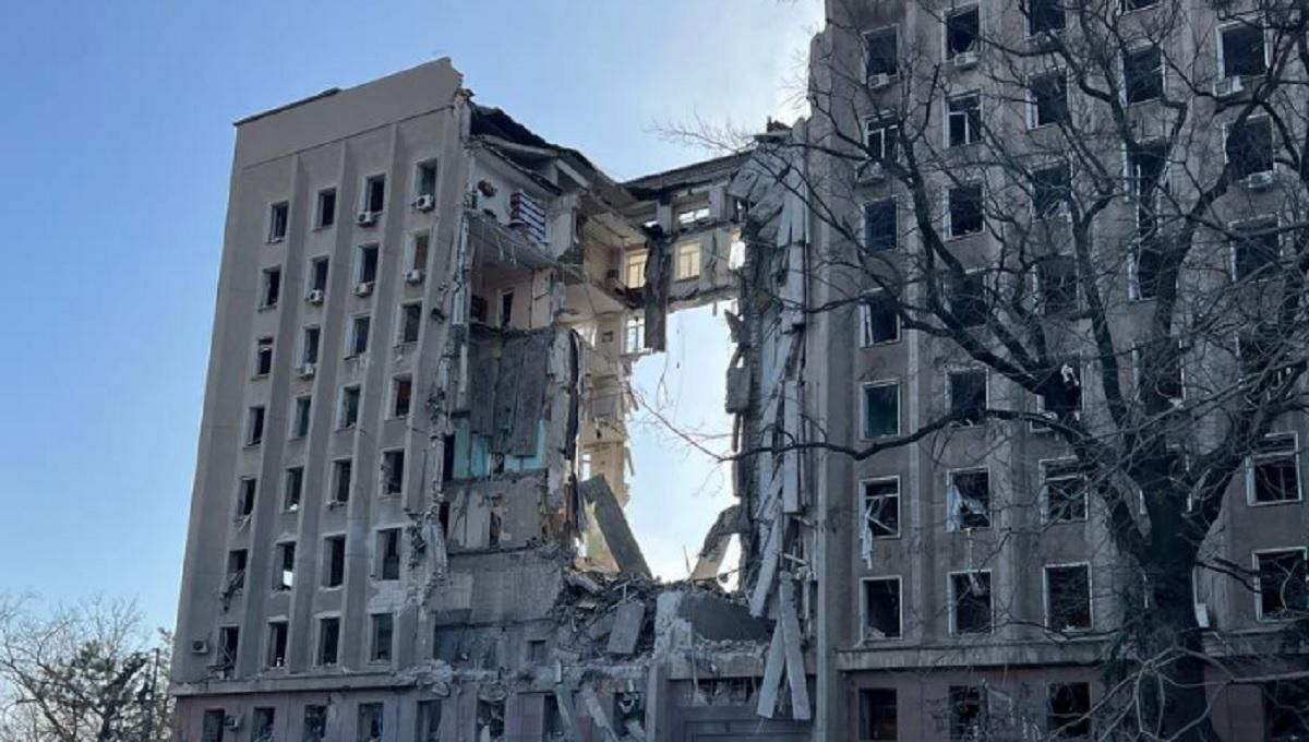 В Николаеве спасатели начали искать людей под завалами разрушенной многоэтажки - 24 Канал