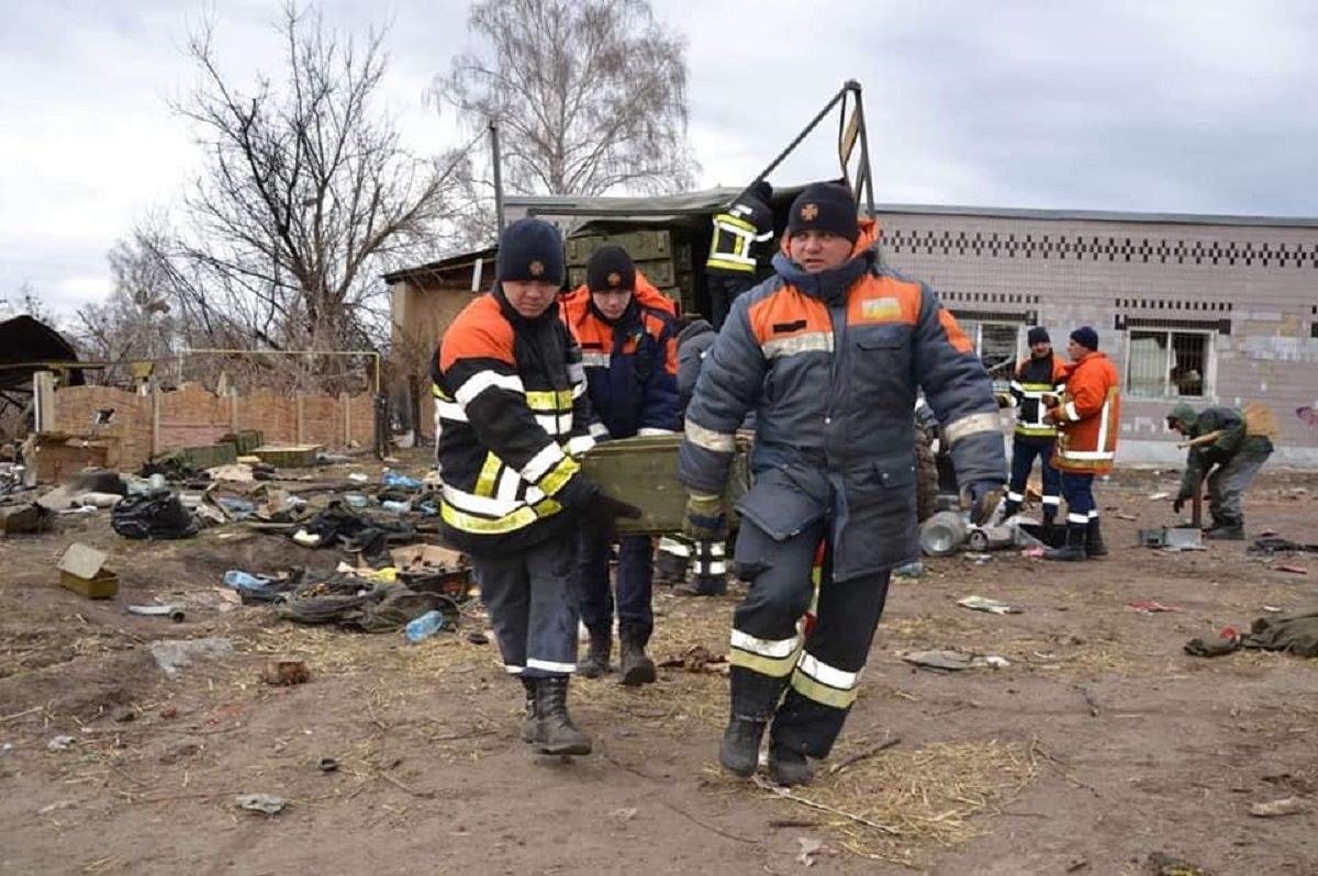 Тростянець звільняють від ворожих "подарунків": мін, боєприпасів, техніки 