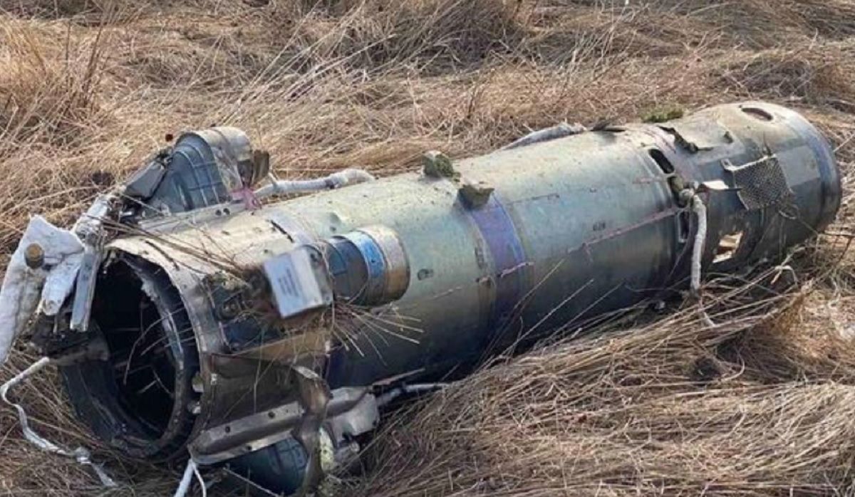 Воронки и металлические обломки: на Житомирщине показали последствия обстрелов оккупантов Воронки и металлические обломки: на Житомирщине показали последствия обстрелов оккупантов