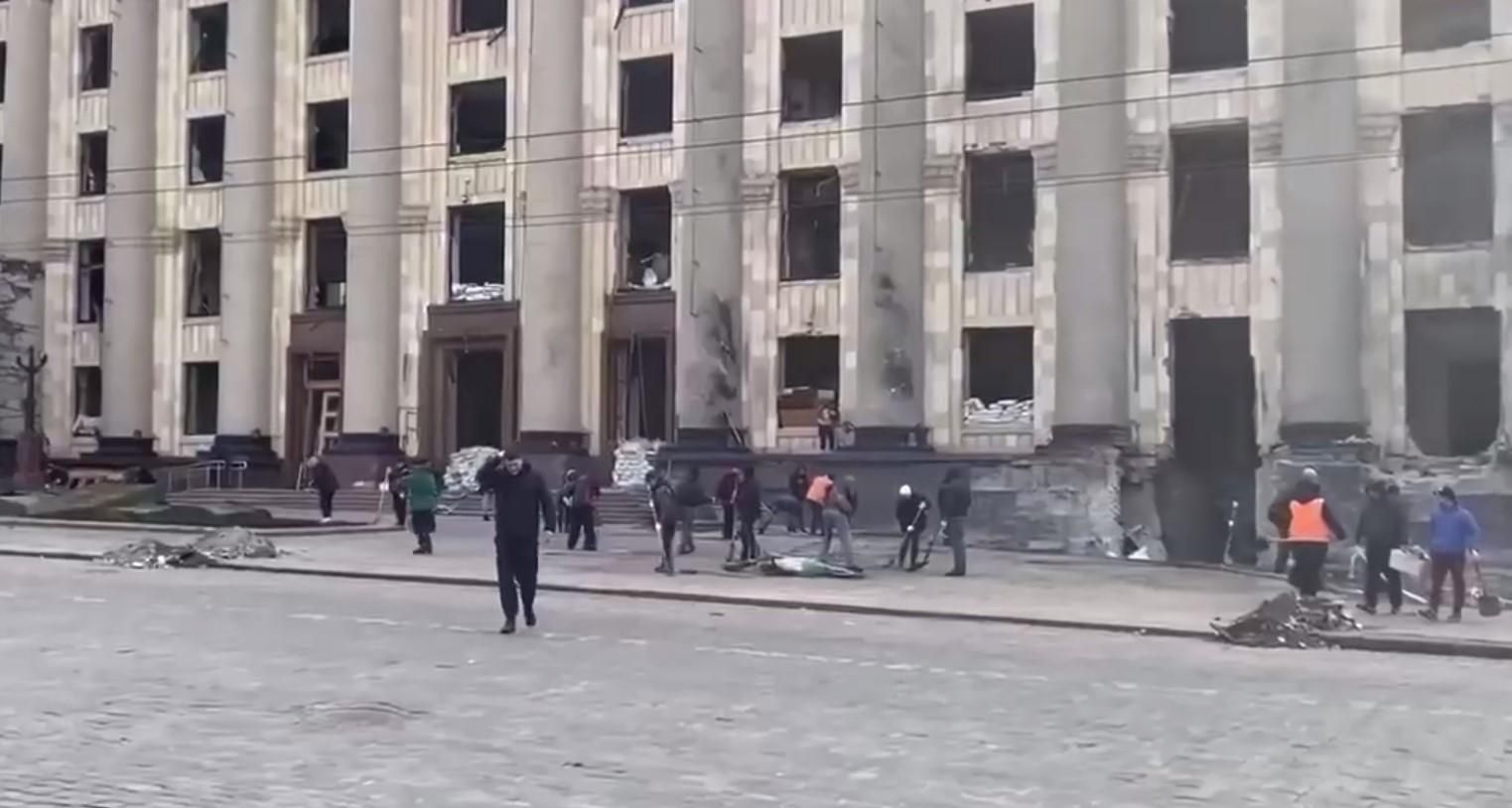 В Харькове начали убирать последствия разрушений: видеофакт