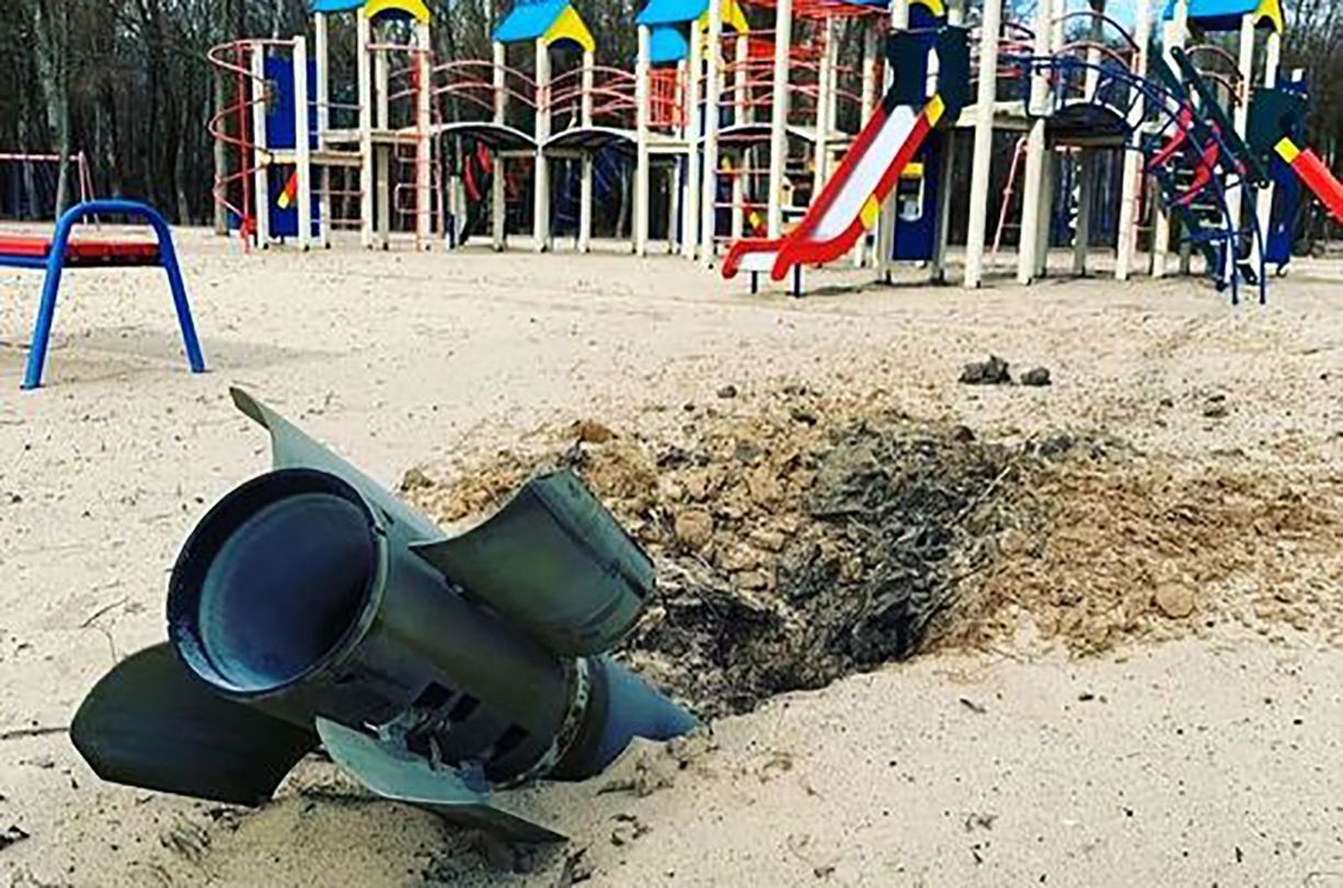 Фото, яке не потребує пояснень: снаряд на дитмайданчику у Чернігові - 24 Канал Фото, яке не потребує пояснень: снаряд на дитмайданчику у Чернігові - 24 Канал