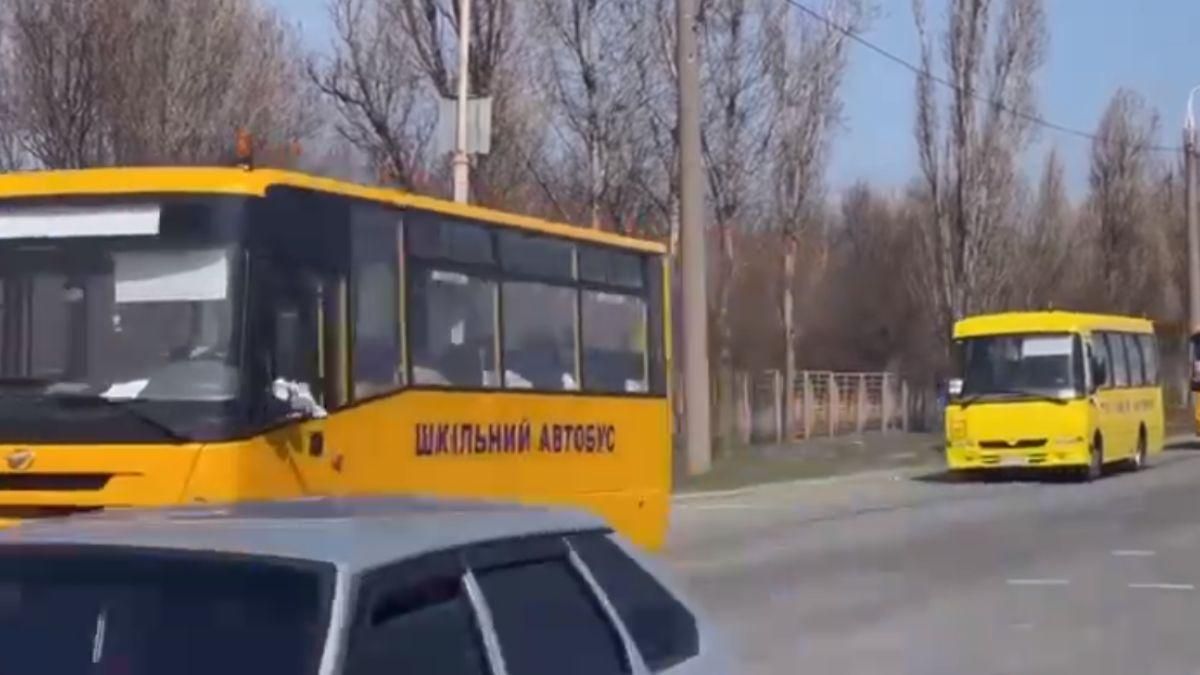 В Мелитополь выехали автобусы для эвакуации и гуманитарный груз
