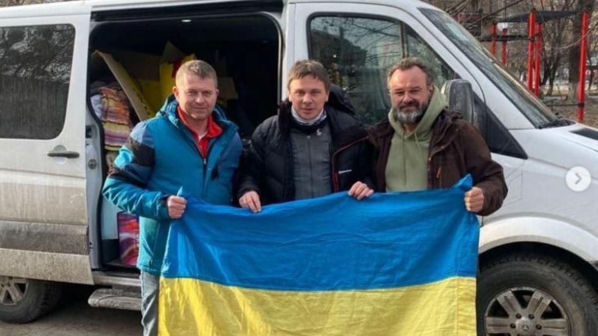 Дмитро Комаров показав прапор-талісман і розповів, як допомагає під час війни