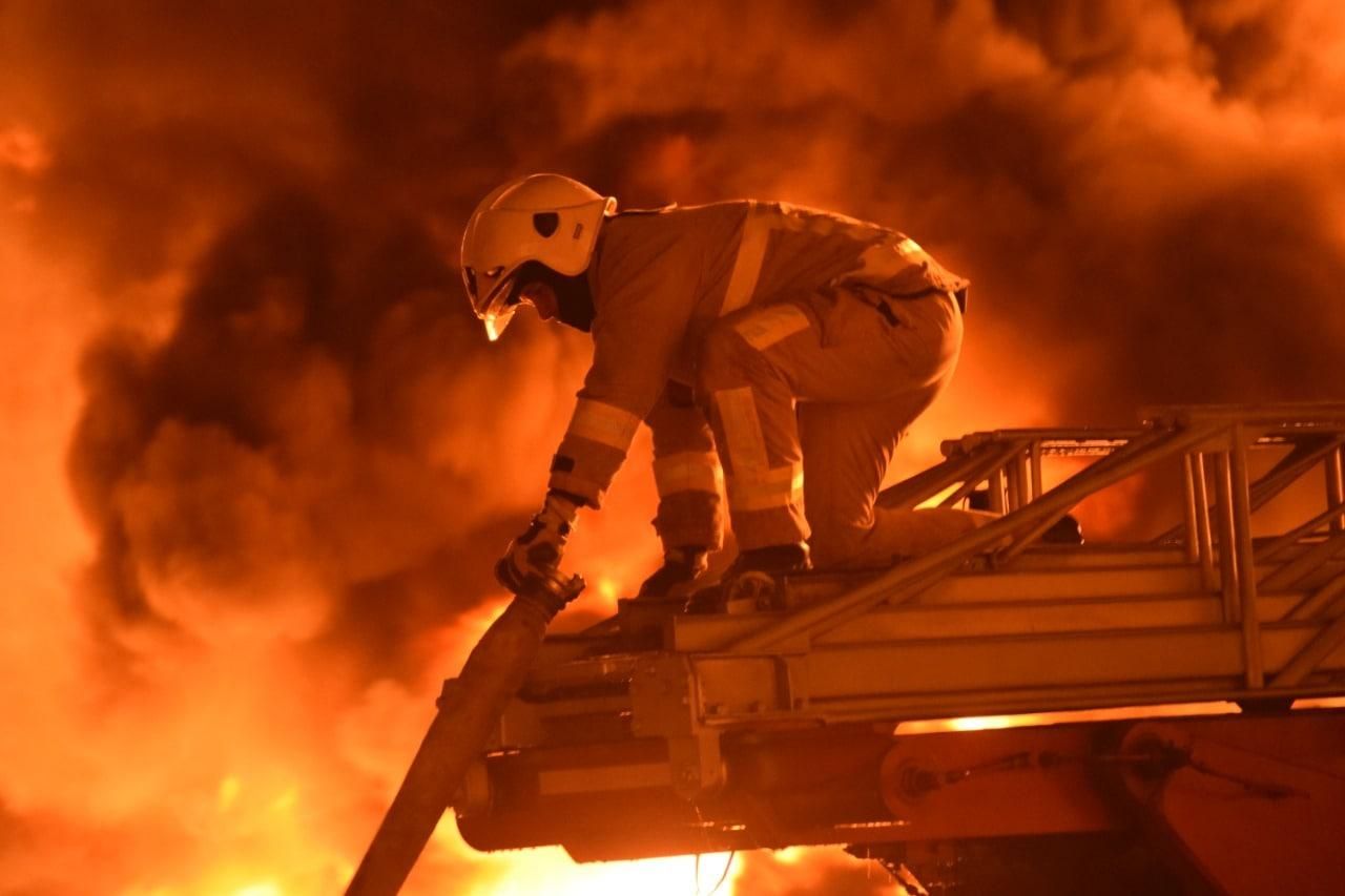 67 вогнеборців досі гасять пожежу на нафтобазі Рівненщині: жахливі фото - 24 Канал