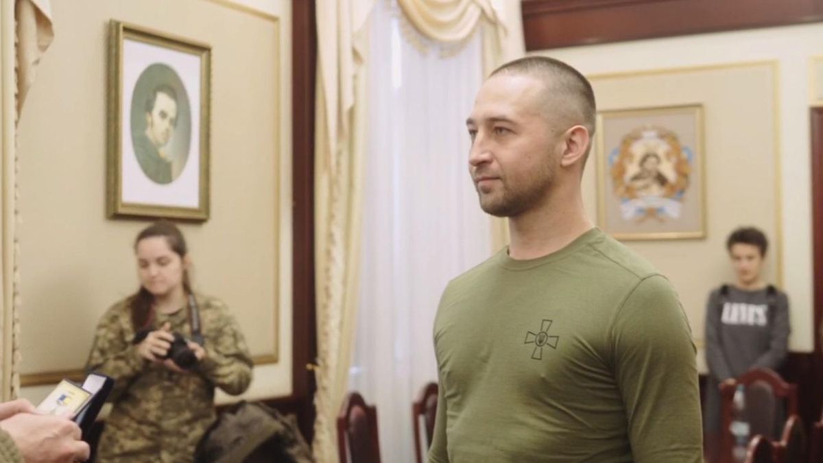 Прикордонник Роман Грибов, який послав російський корабель нах**й, отримав нагороду - 24 Канал