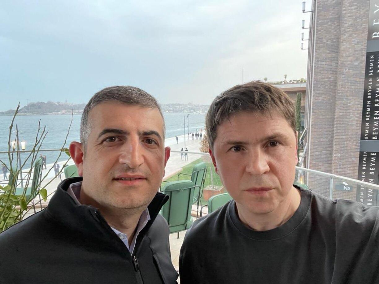 Подоляк зустрівся з творцем Bayraktar і подякував за поміч у знищенні техніки росіян - 24 Канал Подоляк зустрівся з творцем Bayraktar і подякував за поміч у знищенні техніки росіян - 24 Канал