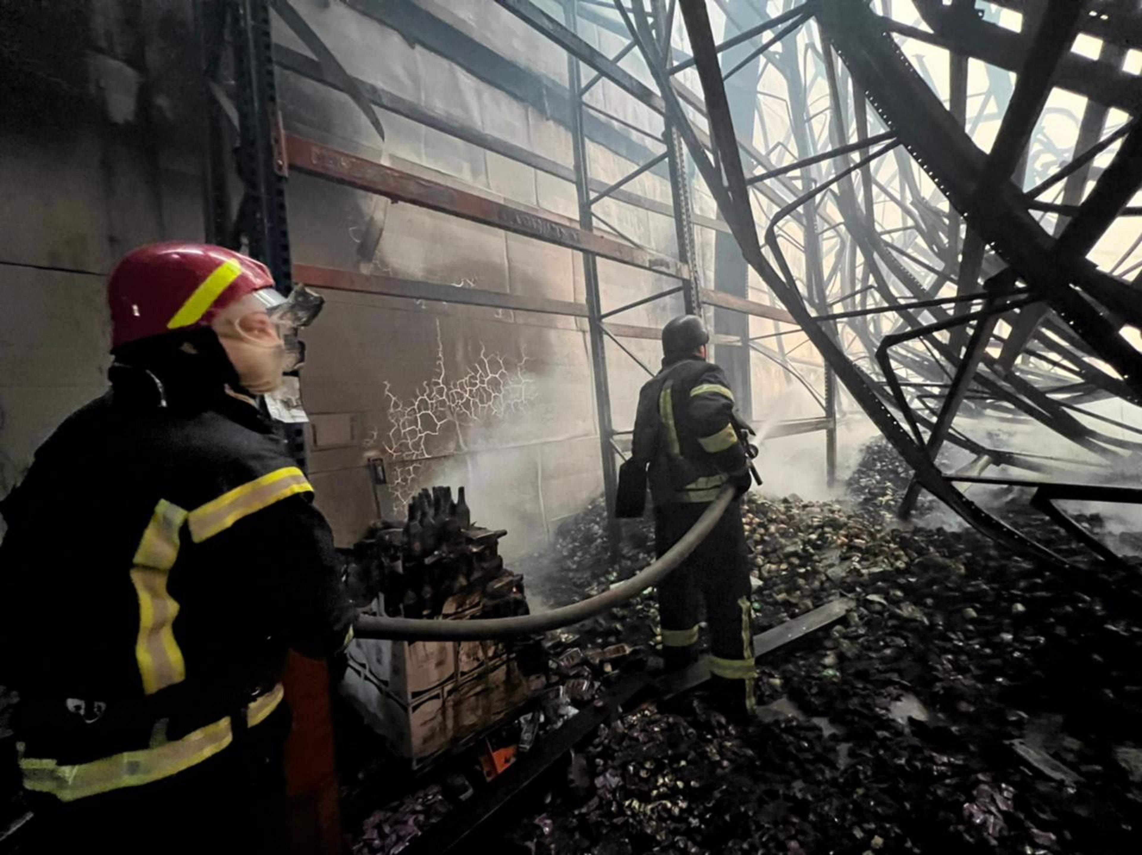 На Київщині окупанти влучили у склад, виникла масштабна пожежа – відео руйнувань - 24 Канал