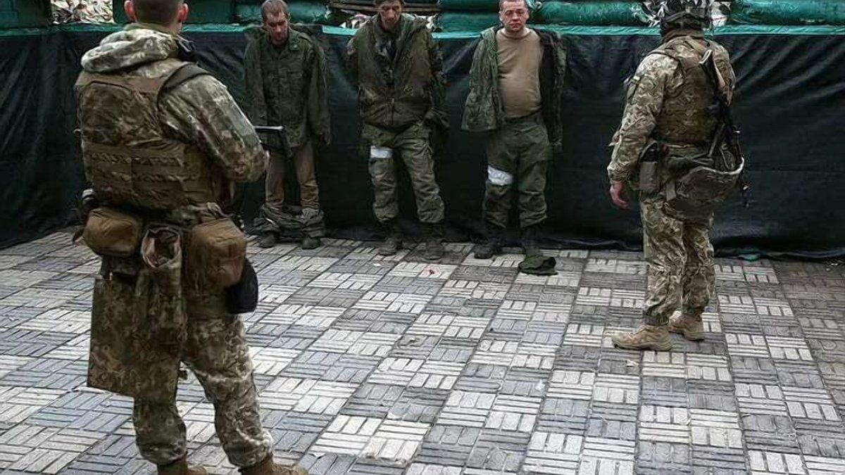 Россиянам приказывают создавать постановочные видео, где якобы украинцы издеваются над пленными Россиянам приказывают создавать постановочные видео, где якобы украинцы издеваются над пленными