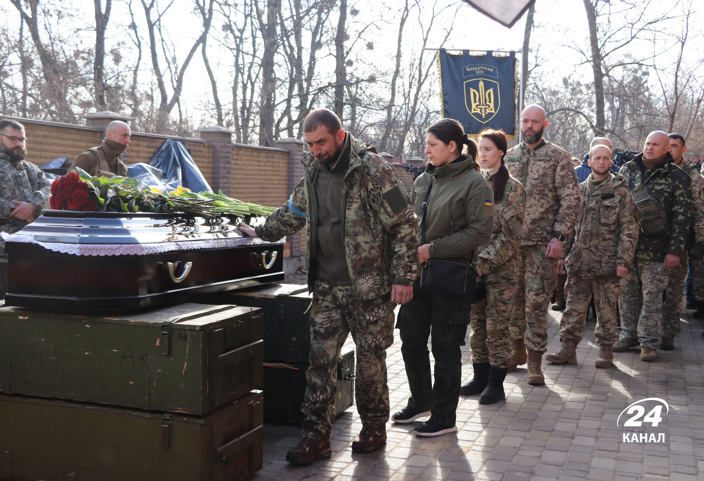 Погиб с оружием в руках: как в Киеве прощались с бойцом "Карпатской Сечи" – фоторепортаж