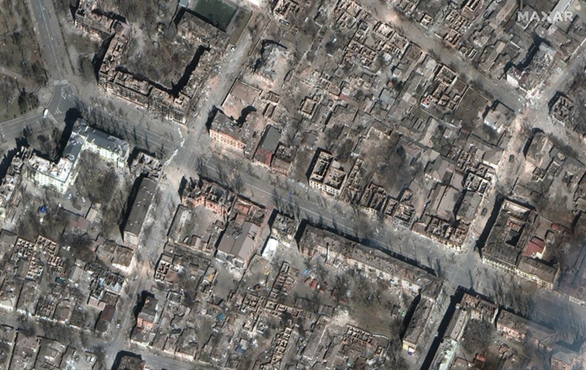 Новые спутниковые снимки Мариуполя: техника россиян у домов, тотальное разрушение и не только