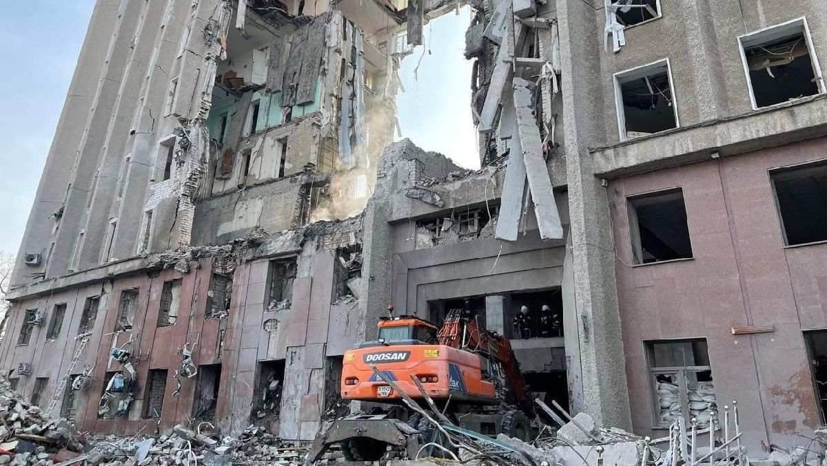 Спасатели до сих пор разбирают завалы Николаевской ОВА Спасатели до сих пор разбирают завалы Николаевской ОВА