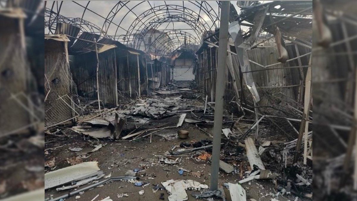 В центре Чернигова ночью из-за обстрелов горел рынок и торговый центр В центре Чернигова ночью из-за обстрелов горел рынок и торговый центр