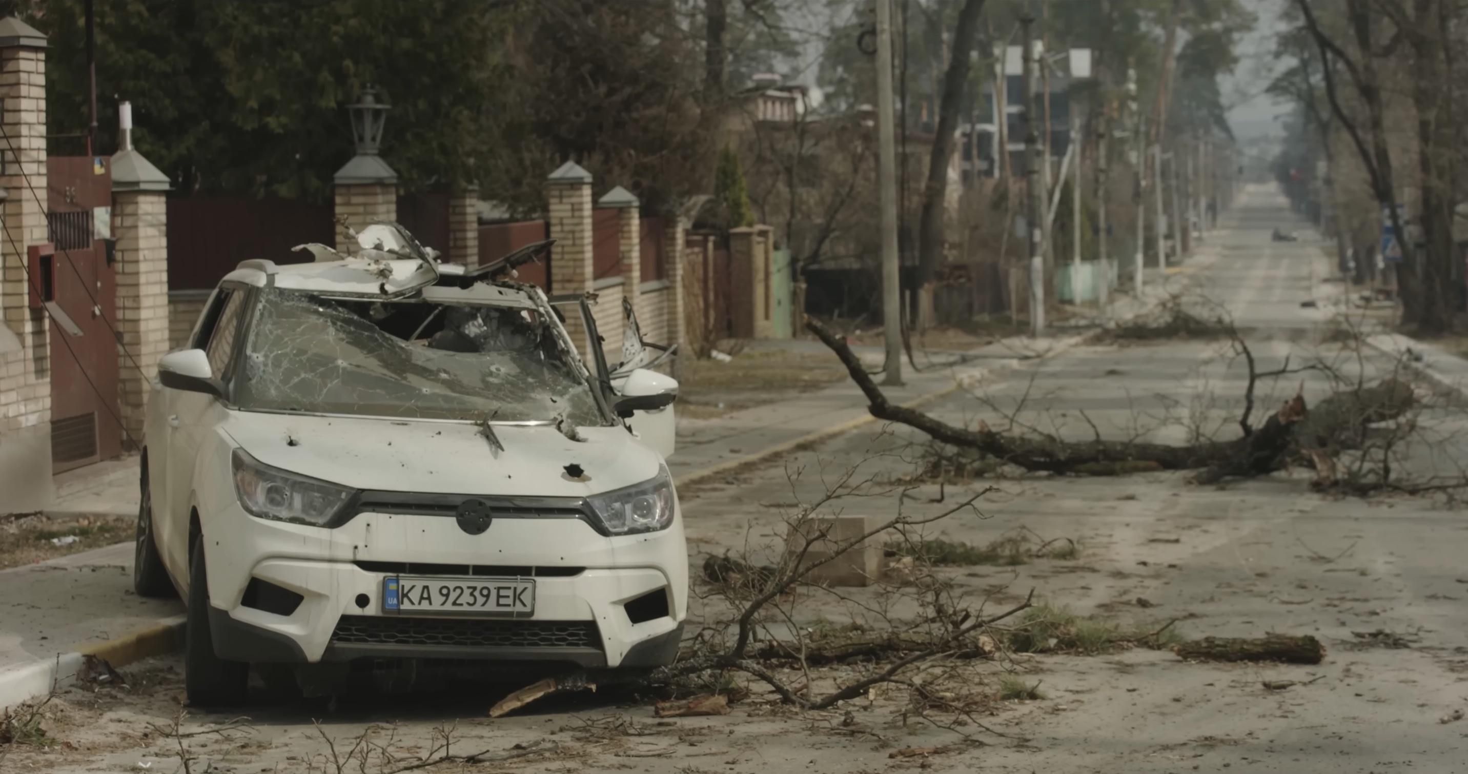 Моторошне відео з Ірпеня: тіла на дорозі, розбиті будинки і безпорадні собаки - 24 Канал