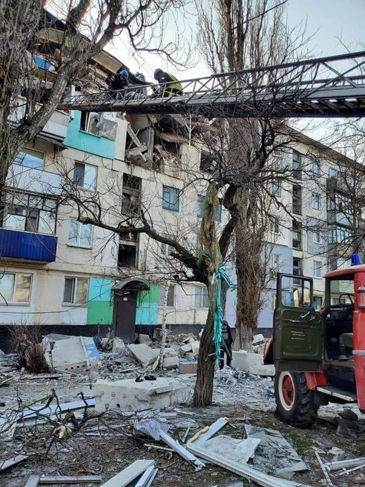 В Лисичанске под завалами нашли погибшего, 13 человек удалось спасти - 24 Канал